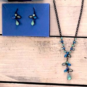 New in Box Avon Necklace Earrings gift set